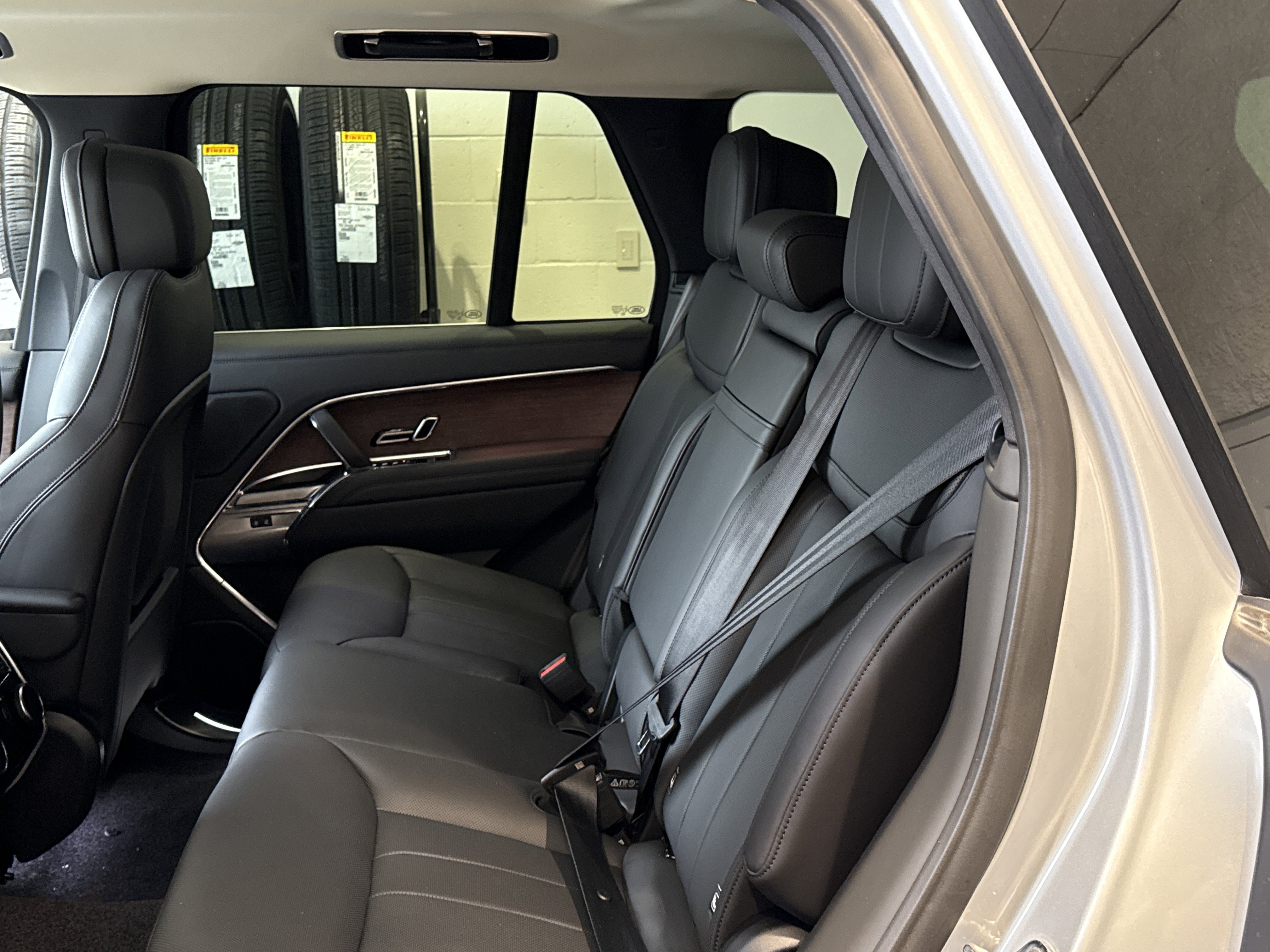 New 2025 Land Rover Range Rover SE image 9