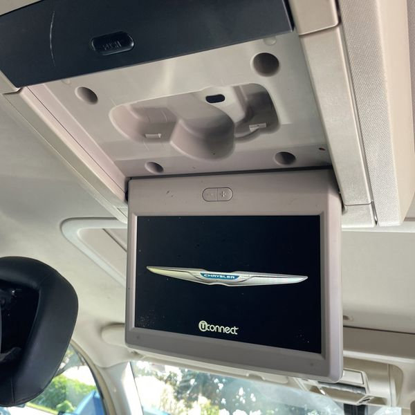 Used 2015 Chrysler Town & Country Limited image 21