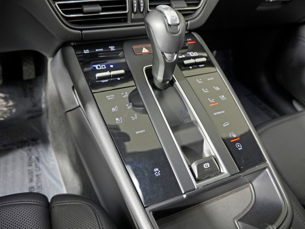 Certified 2023 Porsche Macan Turbo AWD/4WD image 34