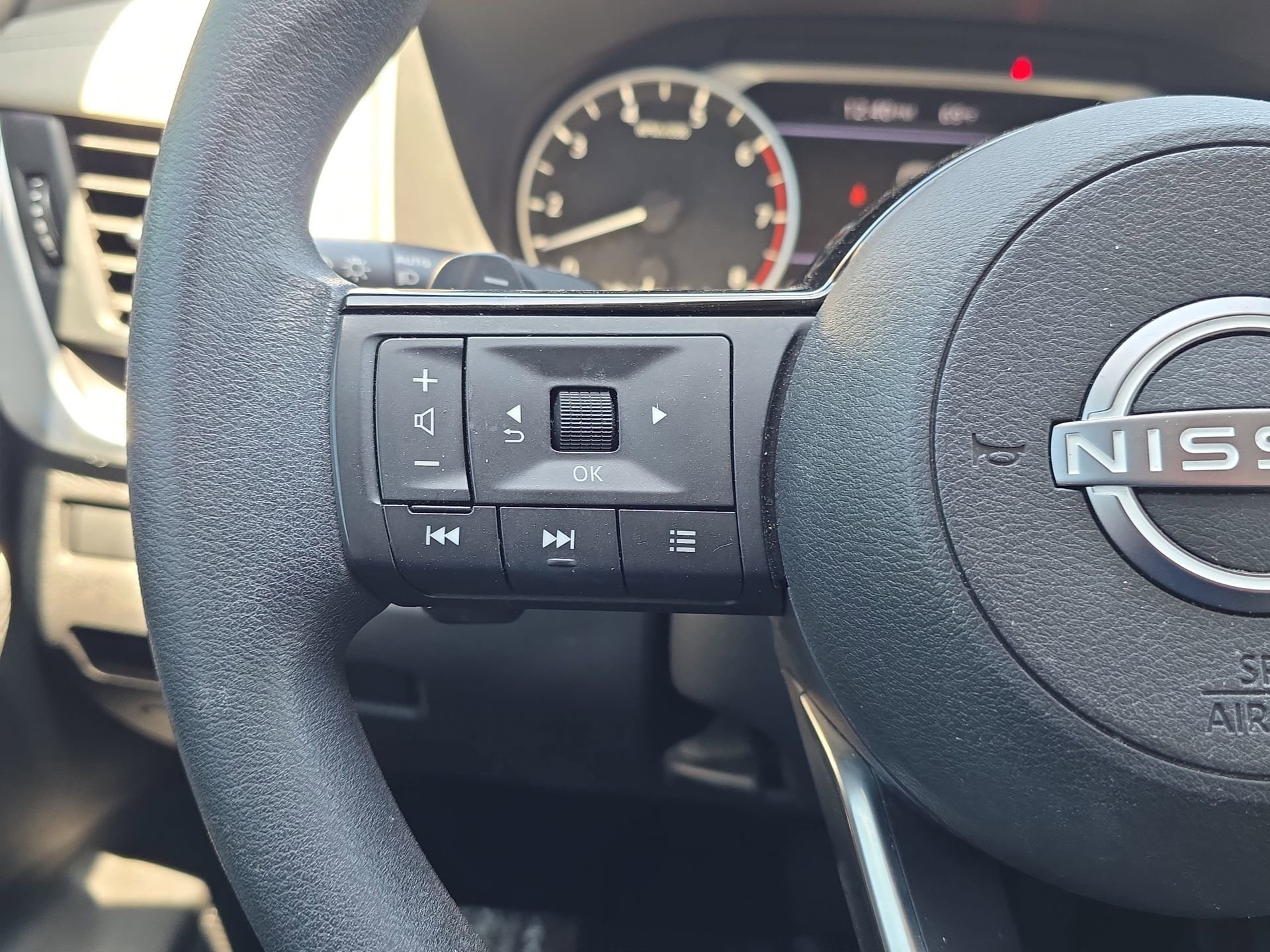 Used 2023 Nissan Rogue SV FWD image 16