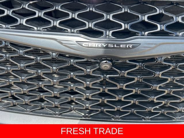 Used 2024 Chrysler Pacifica Premium FWD image 3