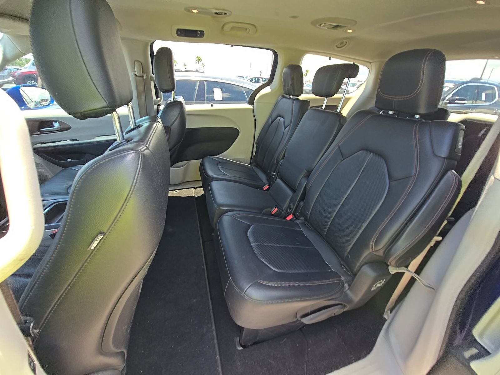 Used 2018 Chrysler Pacifica Touring-L FWD image 11