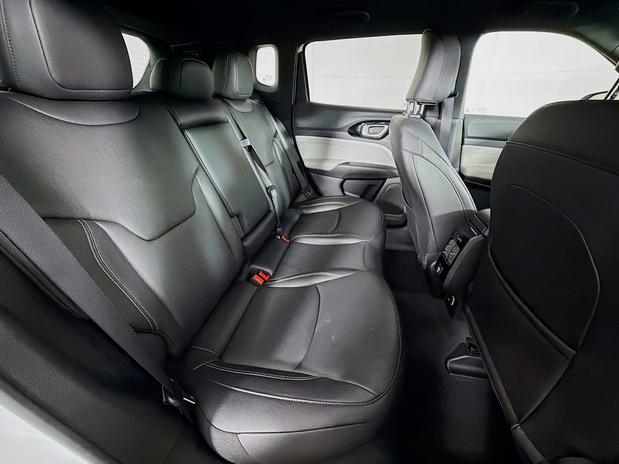 Used 2025 Jeep Compass Limited image 27