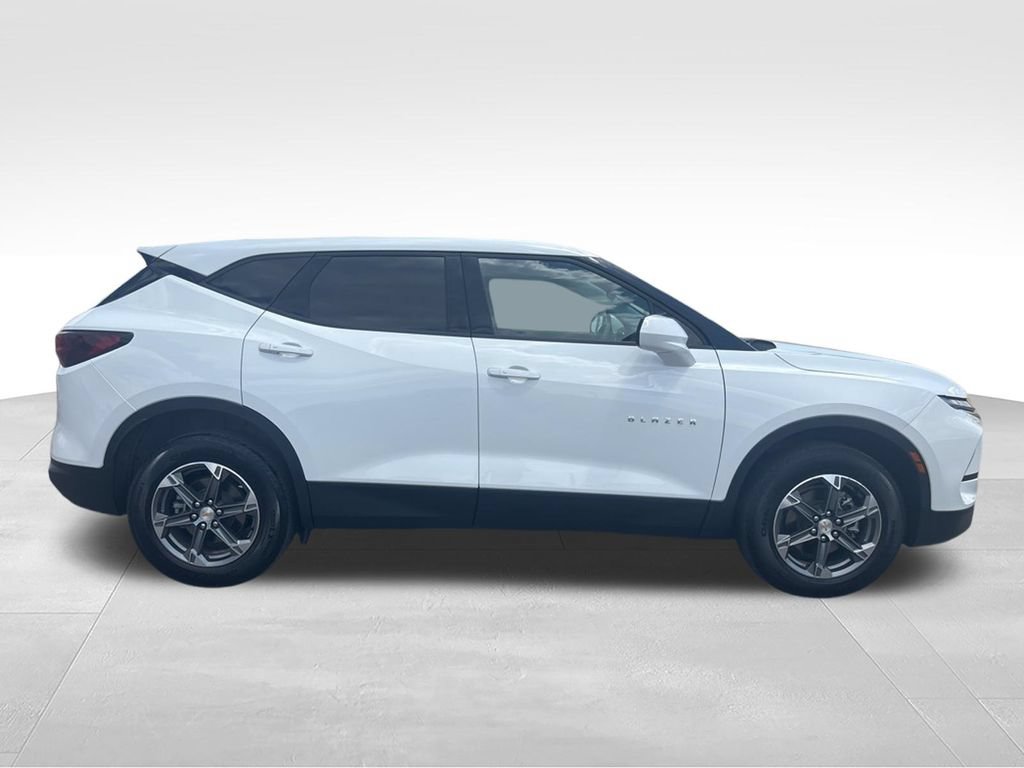 Used 2025 Chevrolet Blazer LT FWD image 2