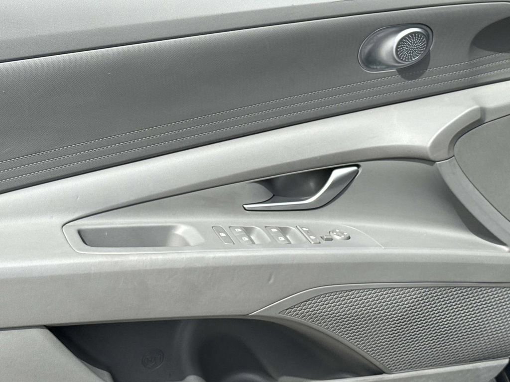 Used 2024 Hyundai Elantra SE FWD image 14