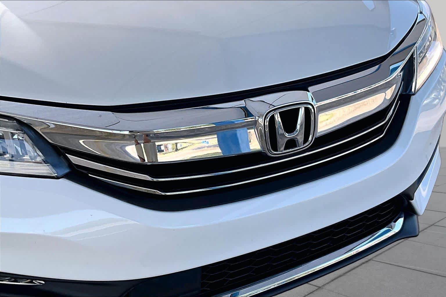 Certified 2017 Honda Accord Touring image 30