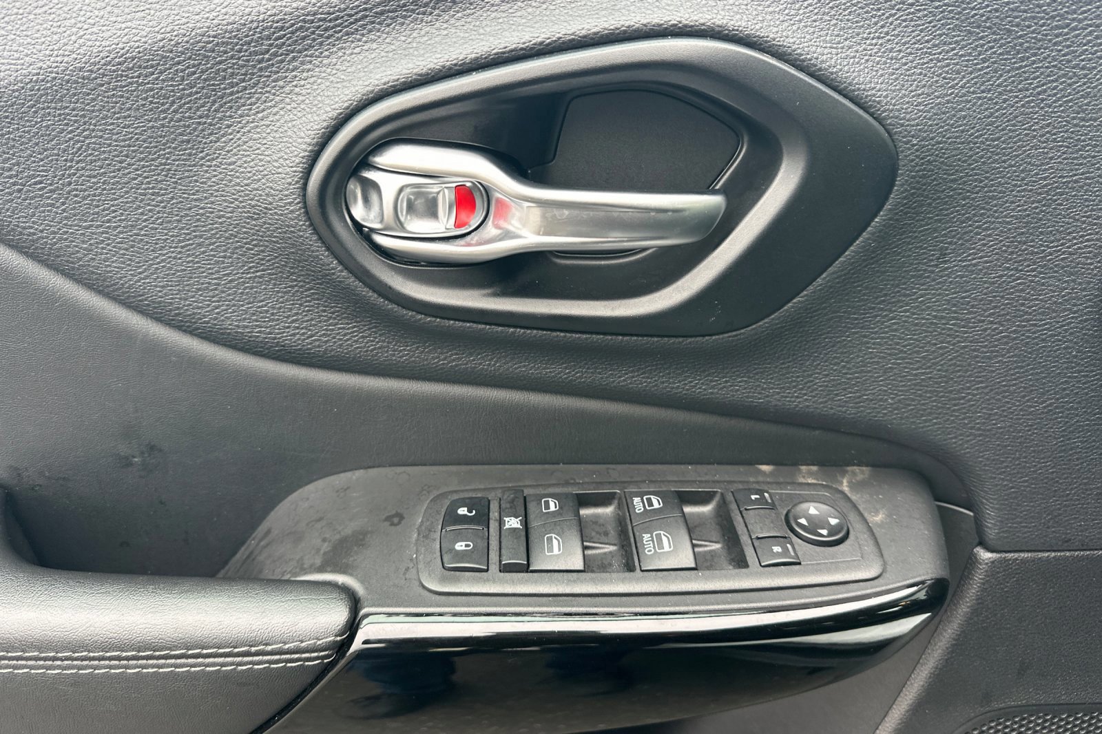 Used 2023 Jeep Cherokee Altitude Lux image 11