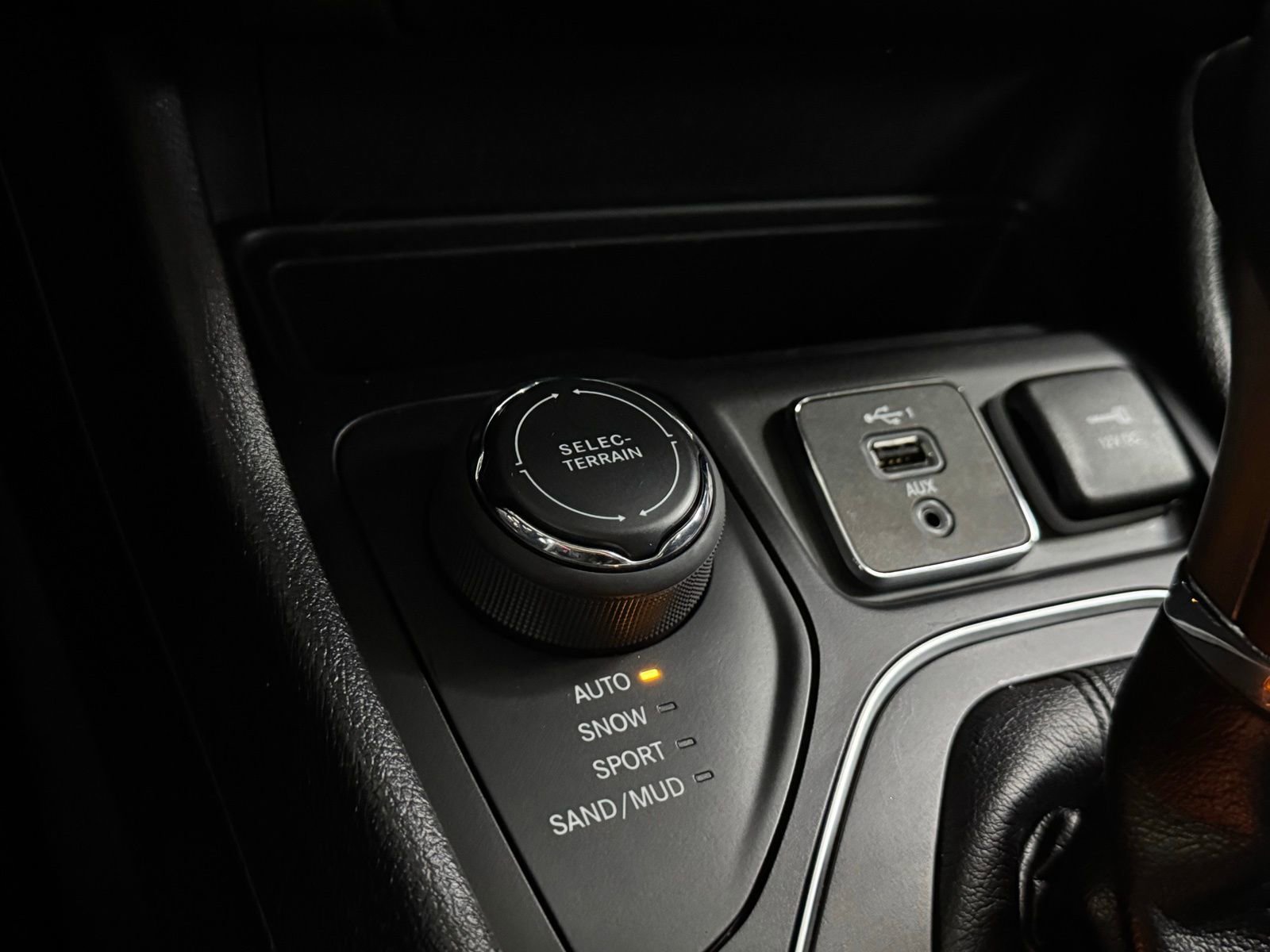 Used 2019 Jeep Cherokee Latitude Plus w/ Comfort/Convenience Group image 29