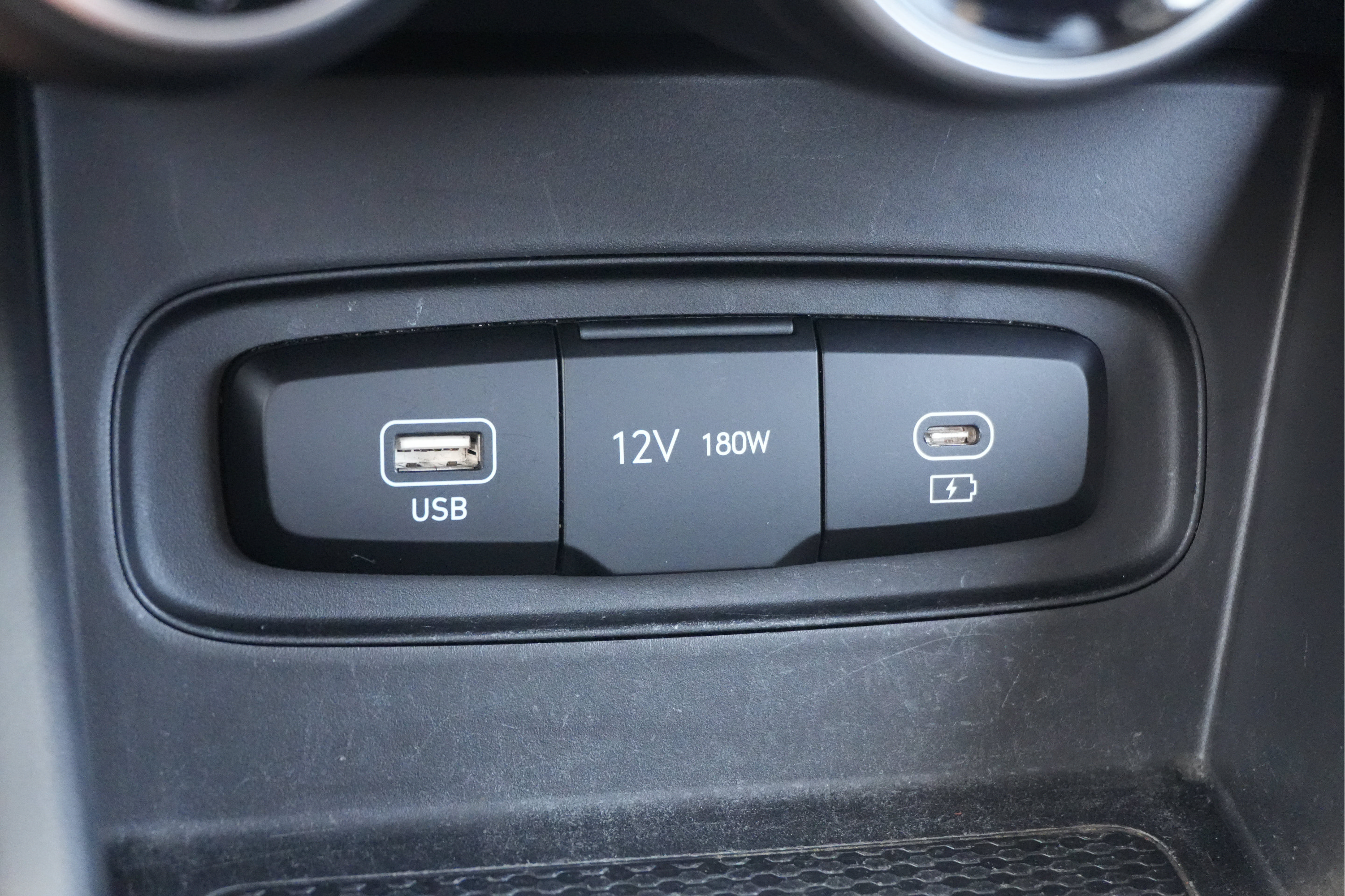 Used 2025 Hyundai Venue SEL FWD image 32
