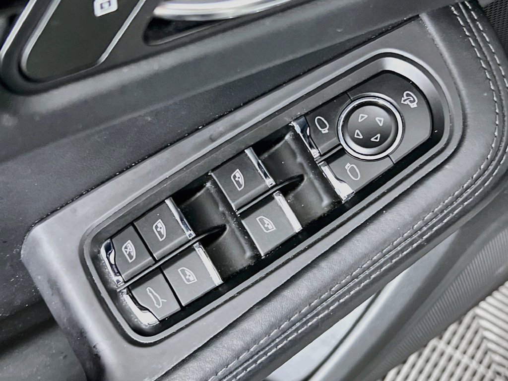 Certified 2024 Porsche Macan S AWD/4WD image 20