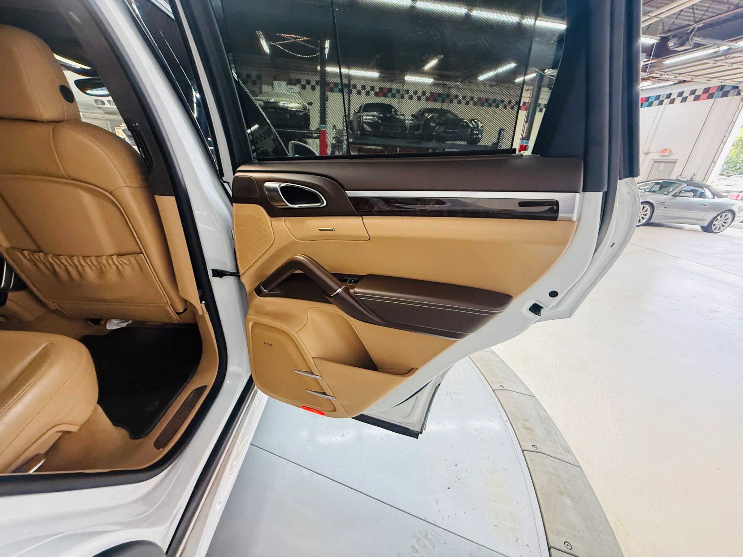 Used 2016 Porsche Cayenne AWD/4WD image 32