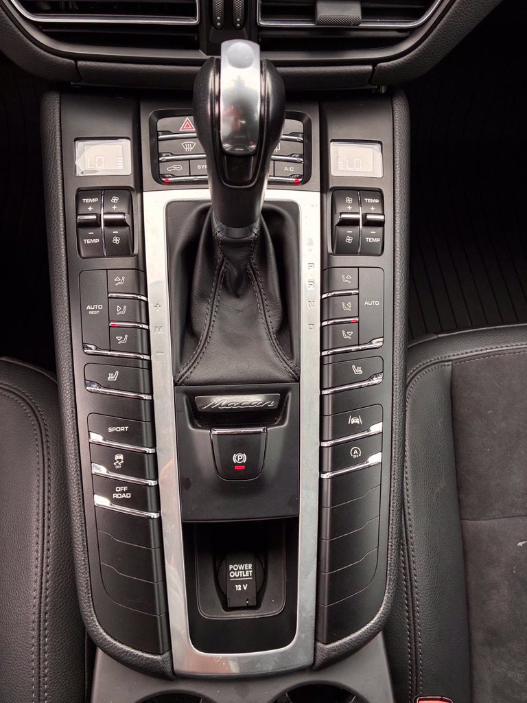 Used 2020 Porsche Macan AWD/4WD image 36
