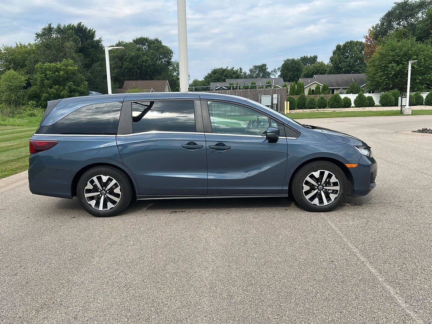 Used 2025 Honda Odyssey EX-L image 2