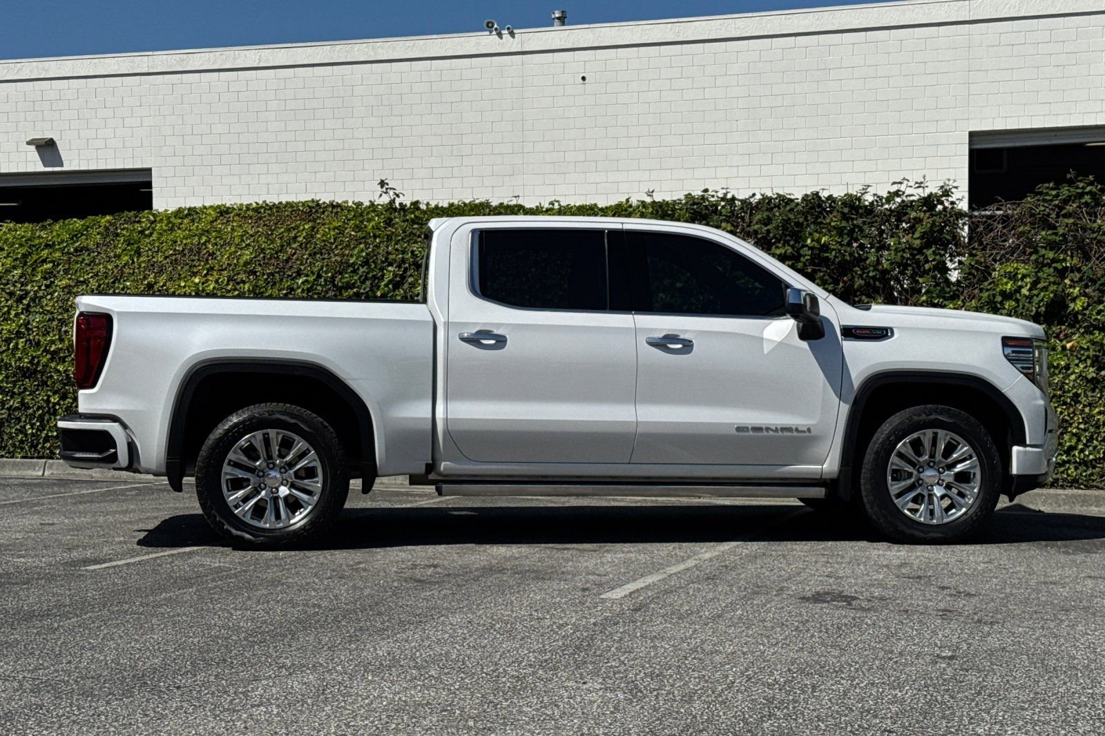 Used 2023 GMC Sierra 1500 Denali w/ Technology Package AWD/4WD image 3