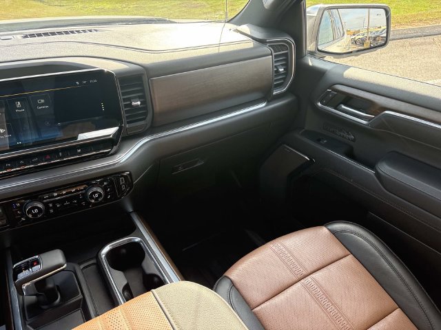 Used 2023 Chevrolet Silverado 1500 High Country w/ Technology Package AWD/4WD image 27