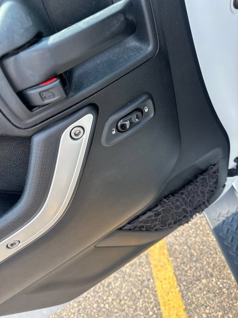 Used 2017 Jeep Wrangler Unlimited Sahara w/ Connectivity Group AWD/4WD image 9