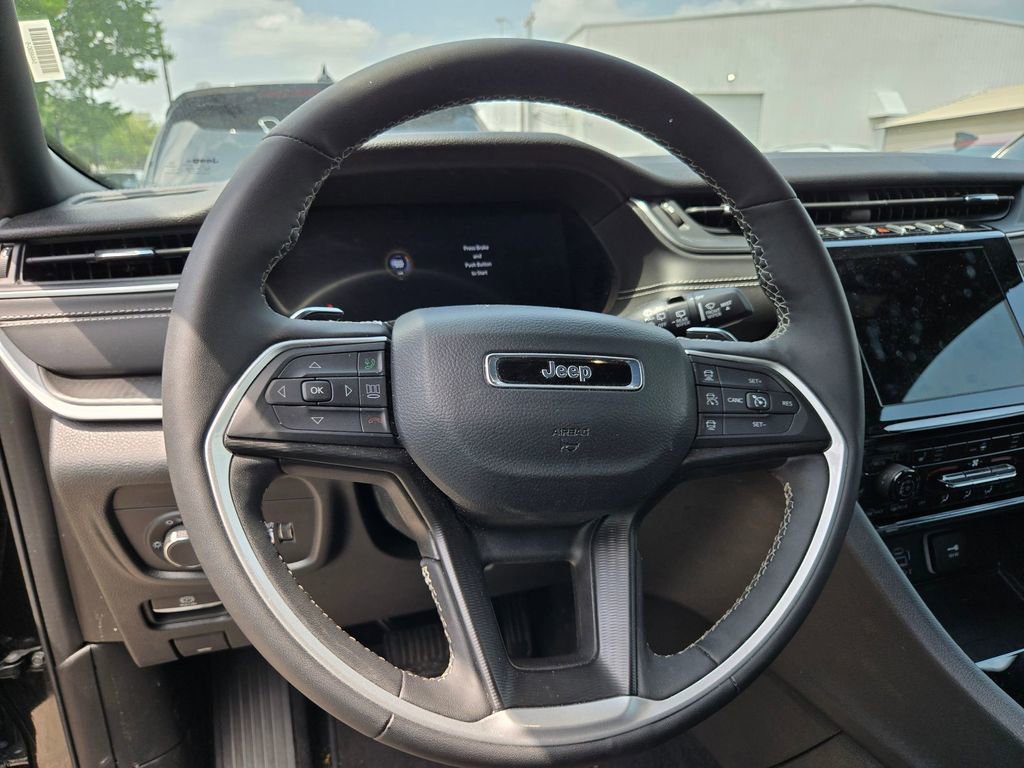 Used 2025 Jeep Grand Cherokee Altitude AWD/4WD image 7