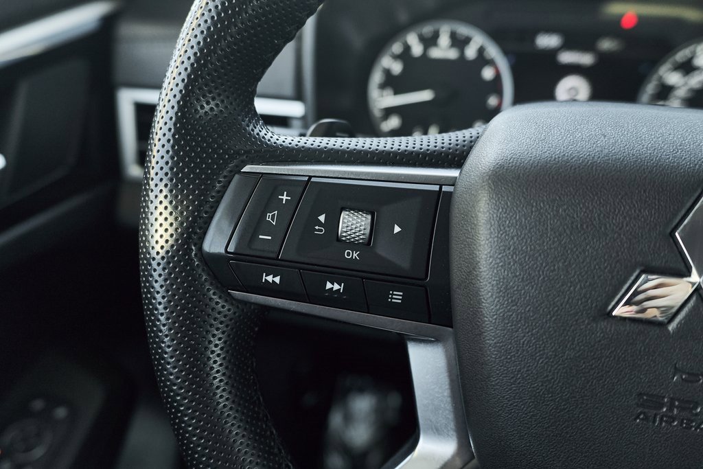 Used 2024 Mitsubishi Outlander SE image 30