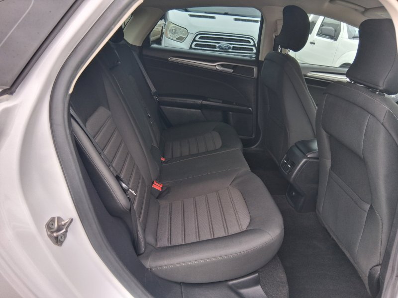Used 2019 Ford Fusion SE FWD image 9