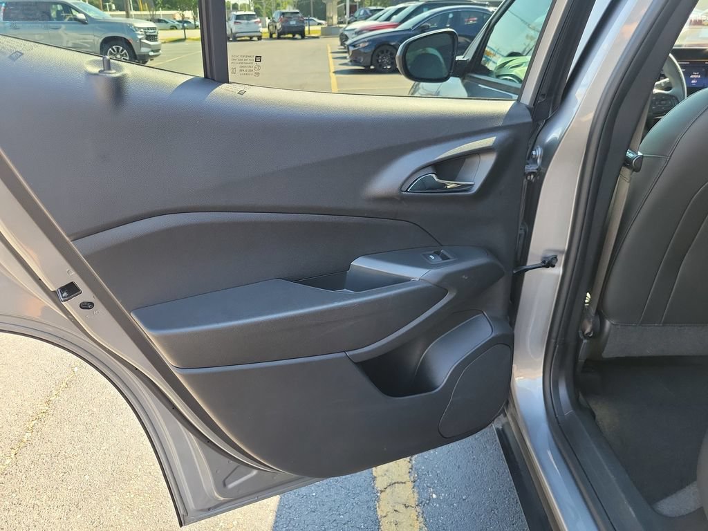 Used 2025 Chevrolet Trax LT FWD image 18