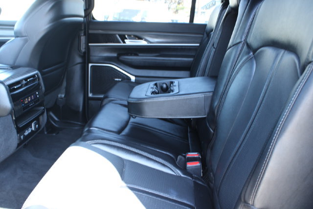 Used 2024 Jeep Wagoneer L Series II AWD/4WD image 44