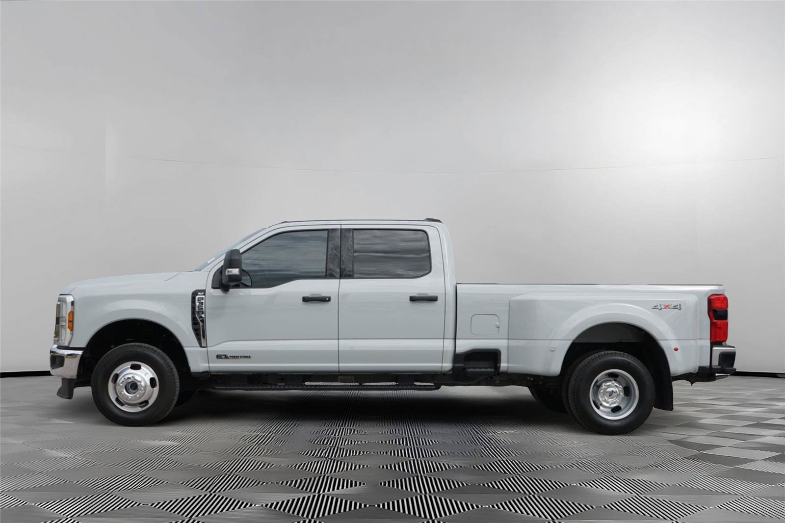 Used 2025 Ford F350 XLT w/ 360-Degree Camera Package AWD/4WD image 7