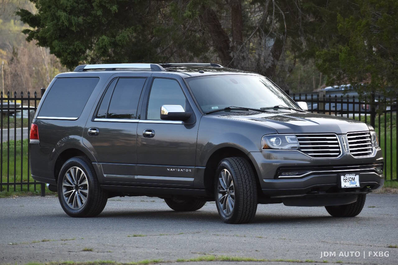 Used 2017 Lincoln Navigator Select image 4