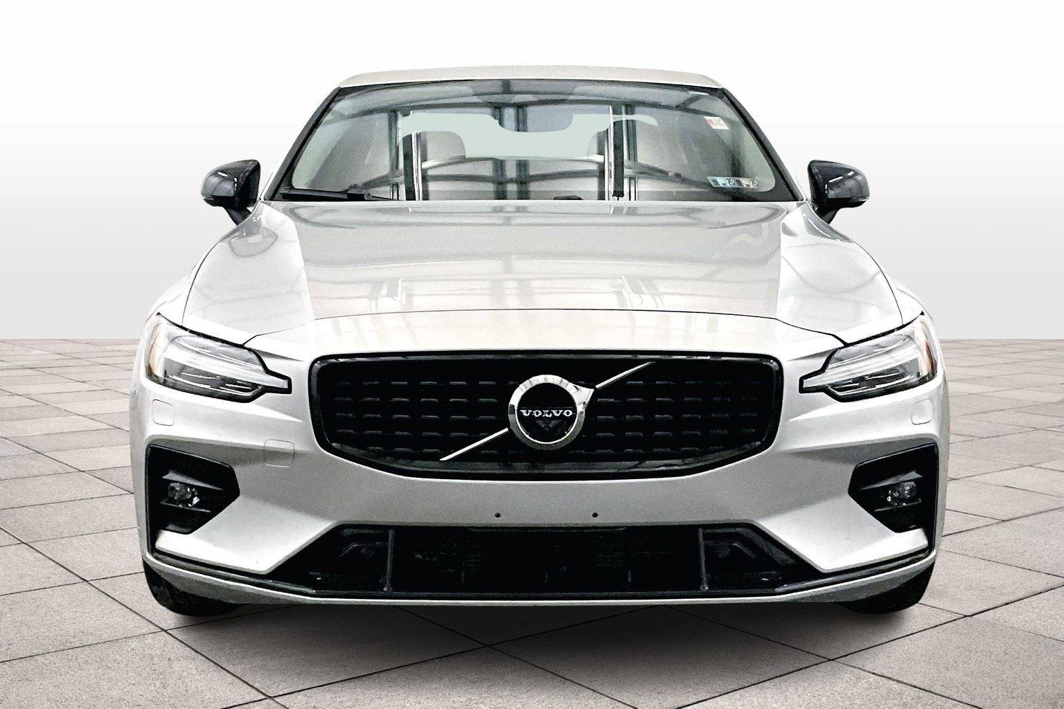 Used 2022 Volvo S60 B5 Momentum w/ Advanced Package image 3