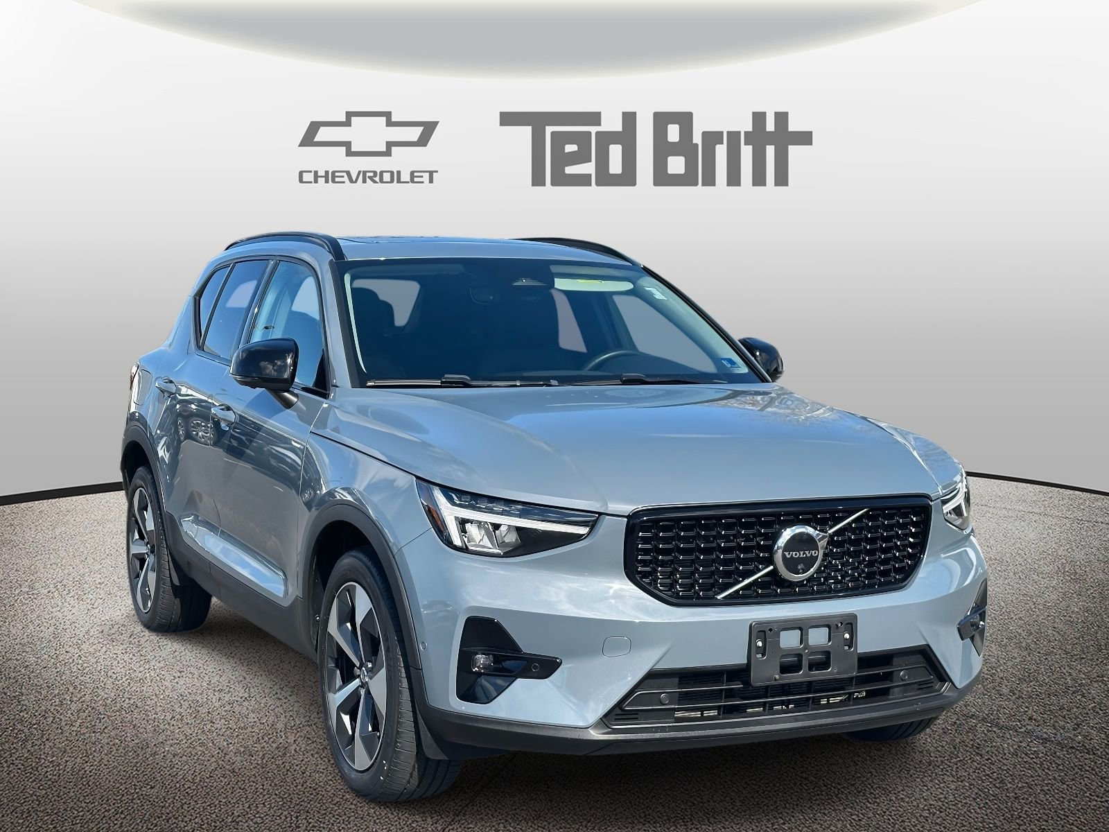 Used 2023 Volvo XC40 B5 Plus w/ Driver Assist Package image 3