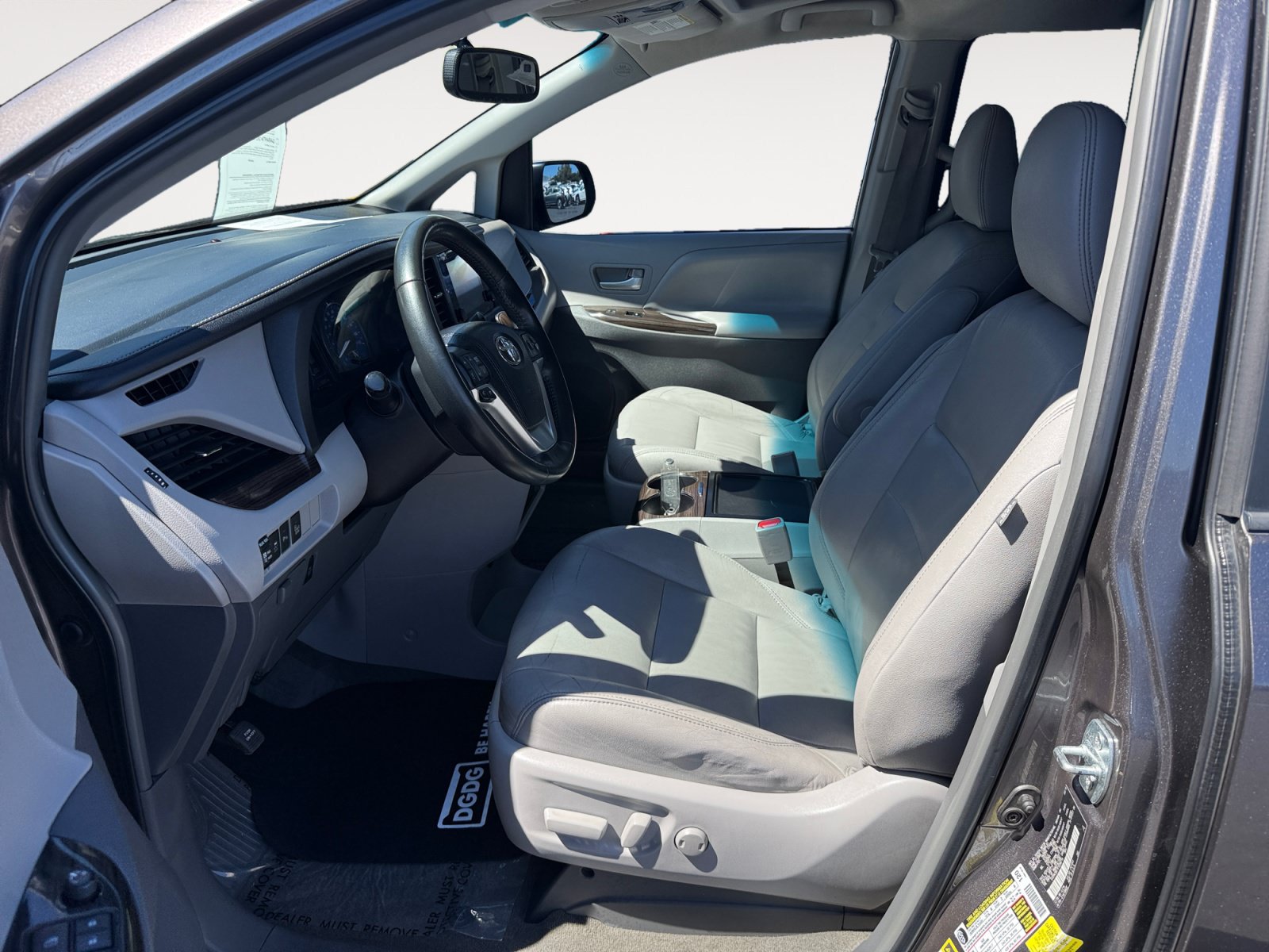 Used 2015 Toyota Sienna XLE w/ XLE Navigation Package FWD image 10