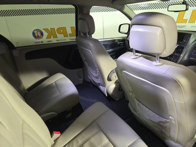 Used 2015 Chrysler Town & Country Touring image 17