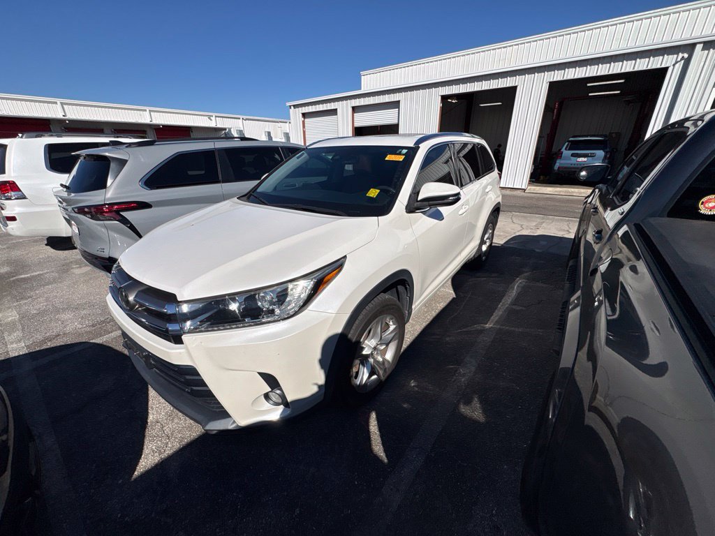 Used 2018 Toyota Highlander Limited FWD image 2