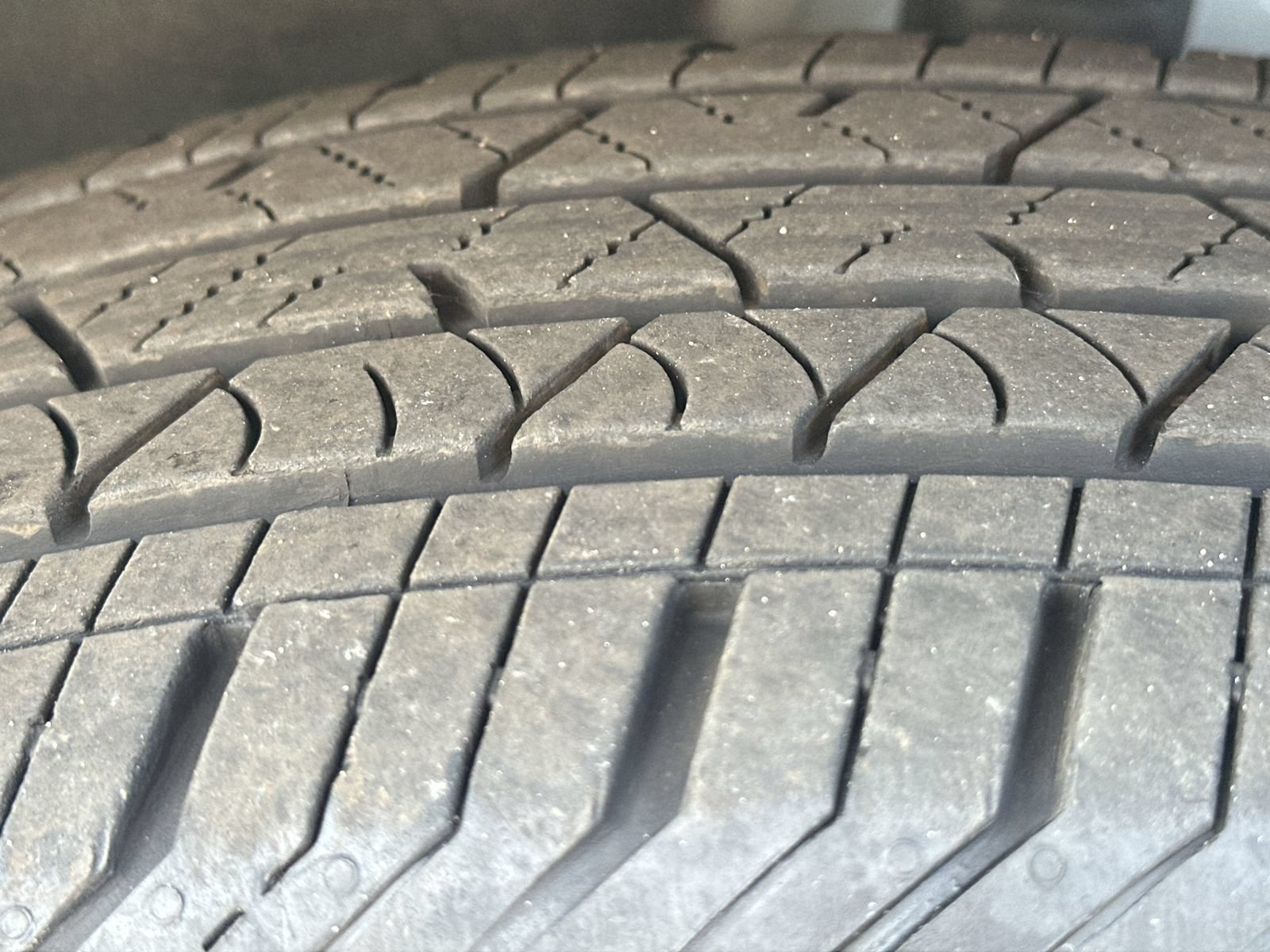 Used 2023 GMC Acadia SLT w/ LPO, Floor Liner Package FWD image 12