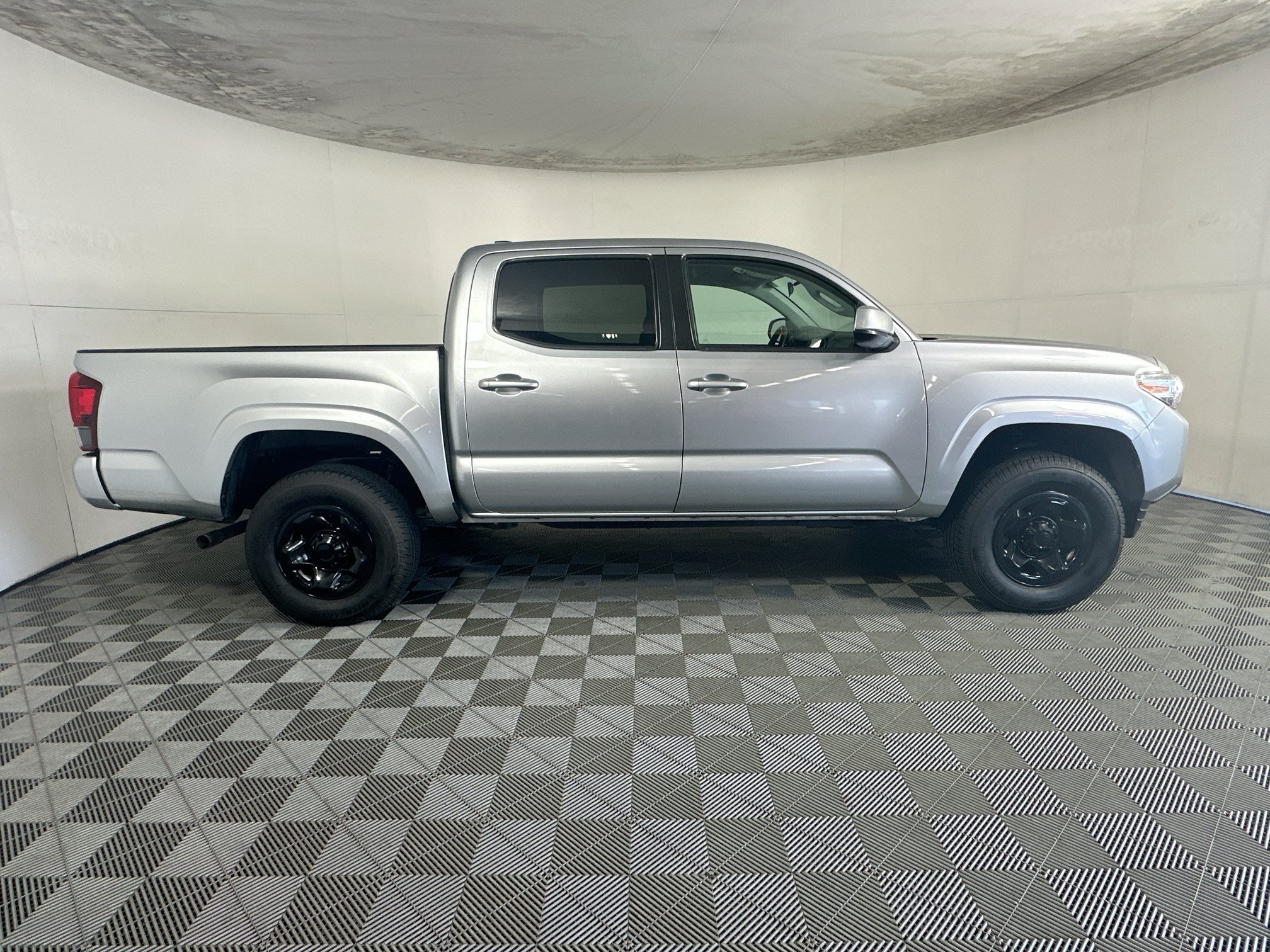 Used 2022 Toyota Tacoma SR w/ SR Convenience Package RWD image 2