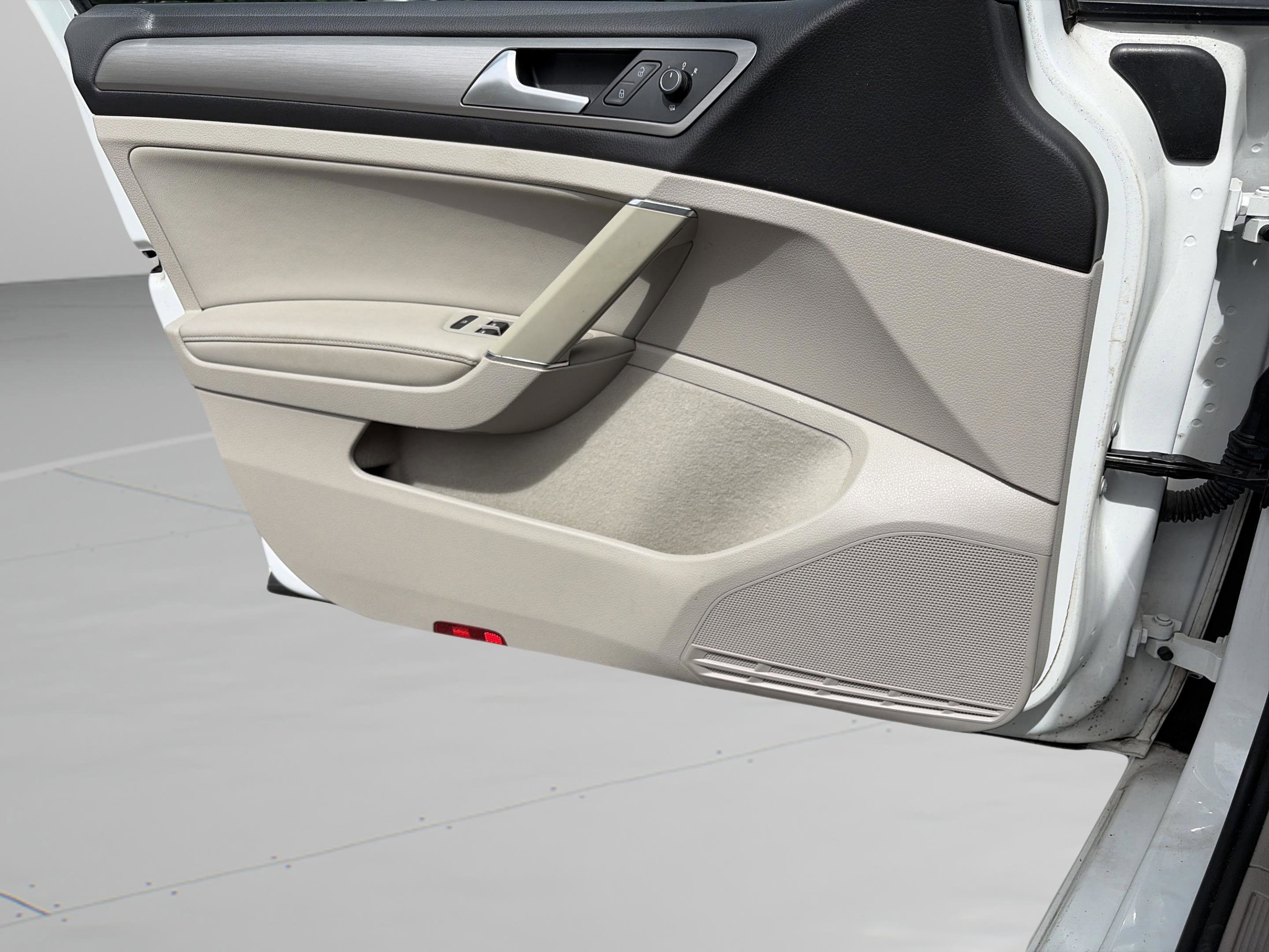 Used 2015 Volkswagen Golf TDI S image 24