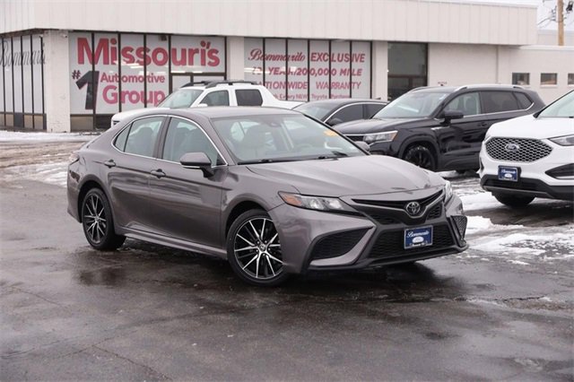 Used 2022 Toyota Camry SE image 2