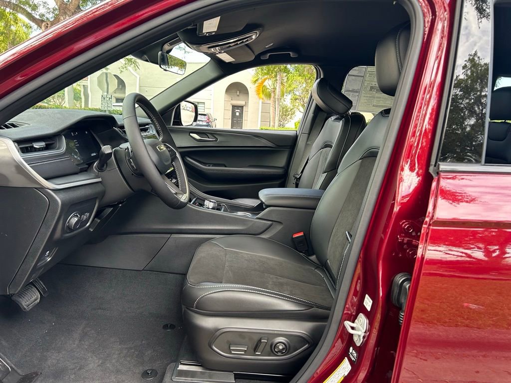 New 2025 Jeep Grand Cherokee Altitude image 15