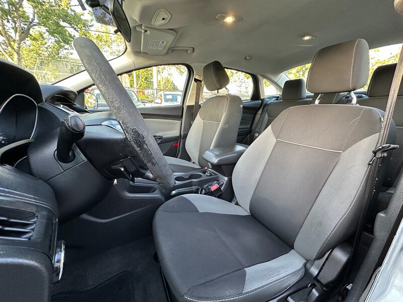 Used 2012 Ford Focus SE FWD image 11