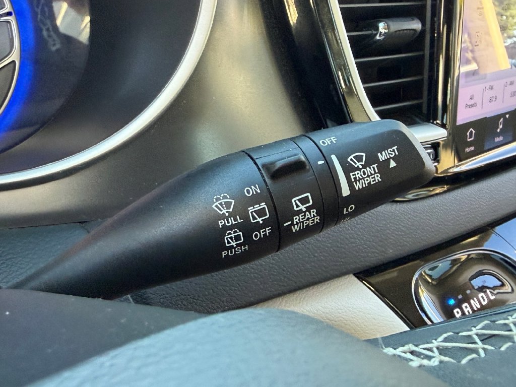 Used 2024 Chrysler Pacifica Touring-L FWD image 36