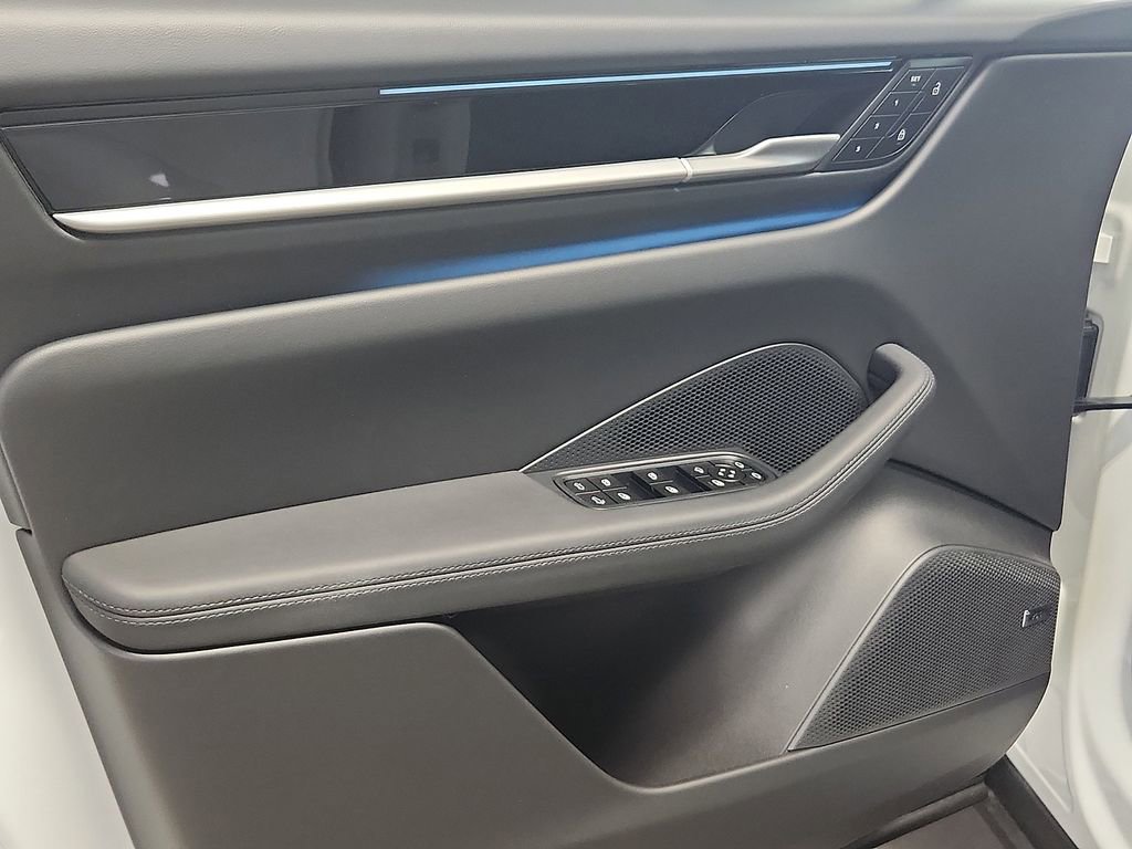 New 2026 Porsche Macan 4 Electric AWD/4WD image 14