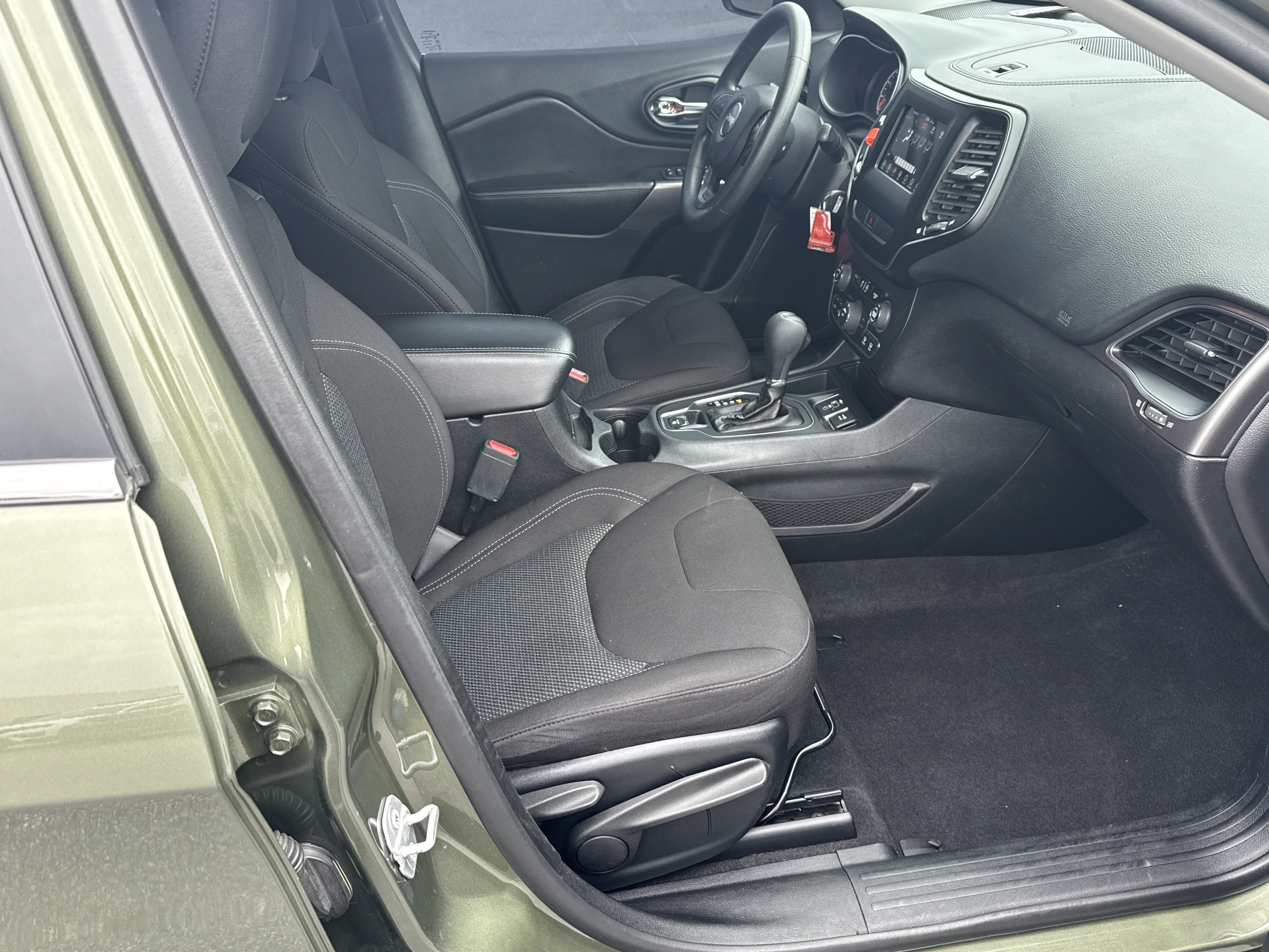 Used 2019 Jeep Cherokee Latitude w/ Popular Appearance Group image 16