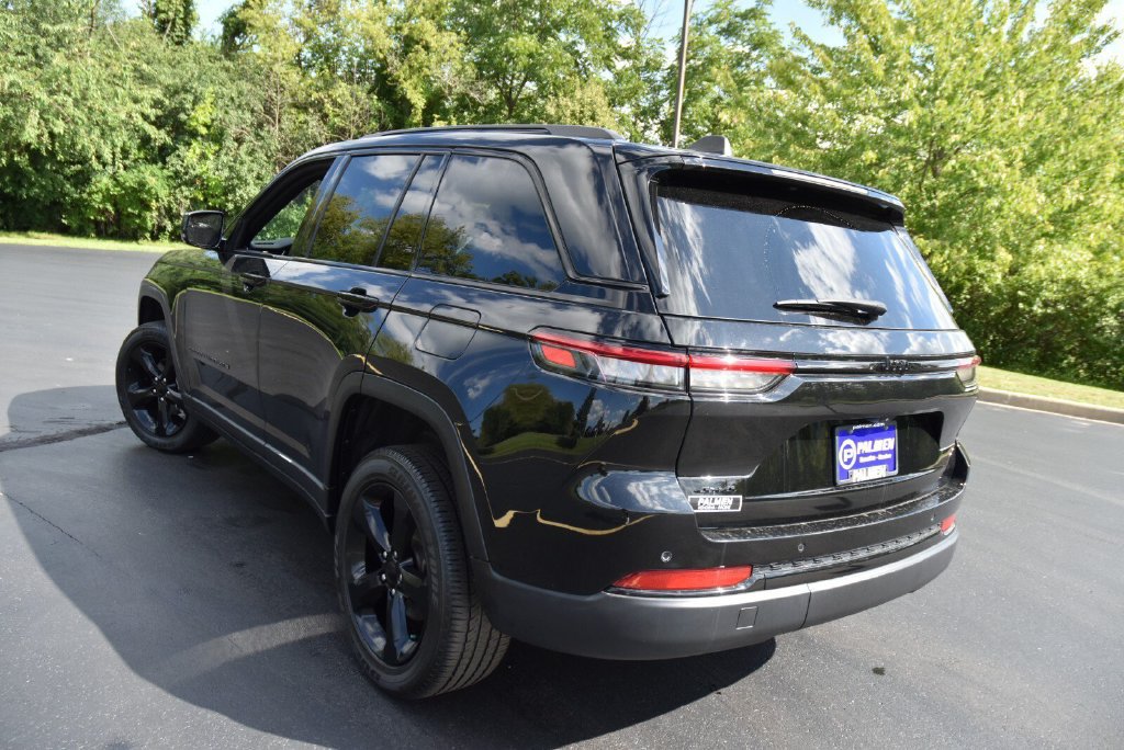 Used 2023 Jeep Grand Cherokee Altitude AWD/4WD image 8