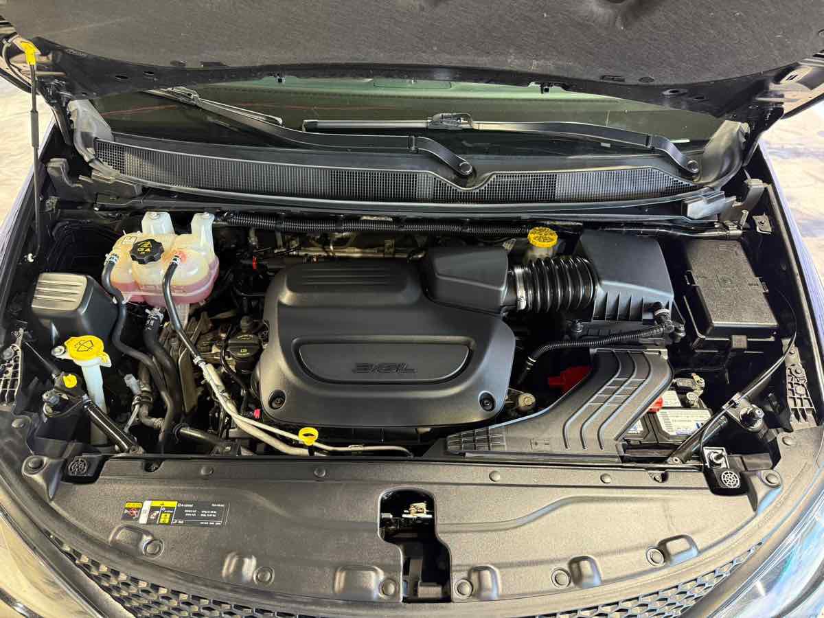 Used 2022 Chrysler Voyager LX image 48