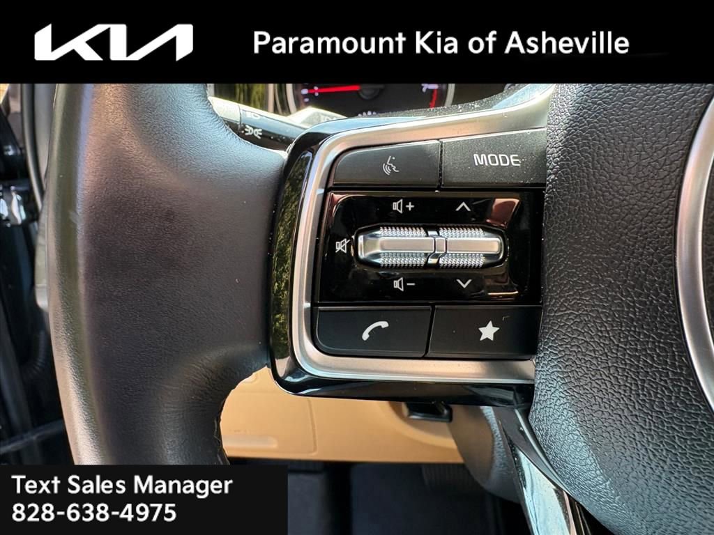 Certified 2023 Kia Carnival EX image 13