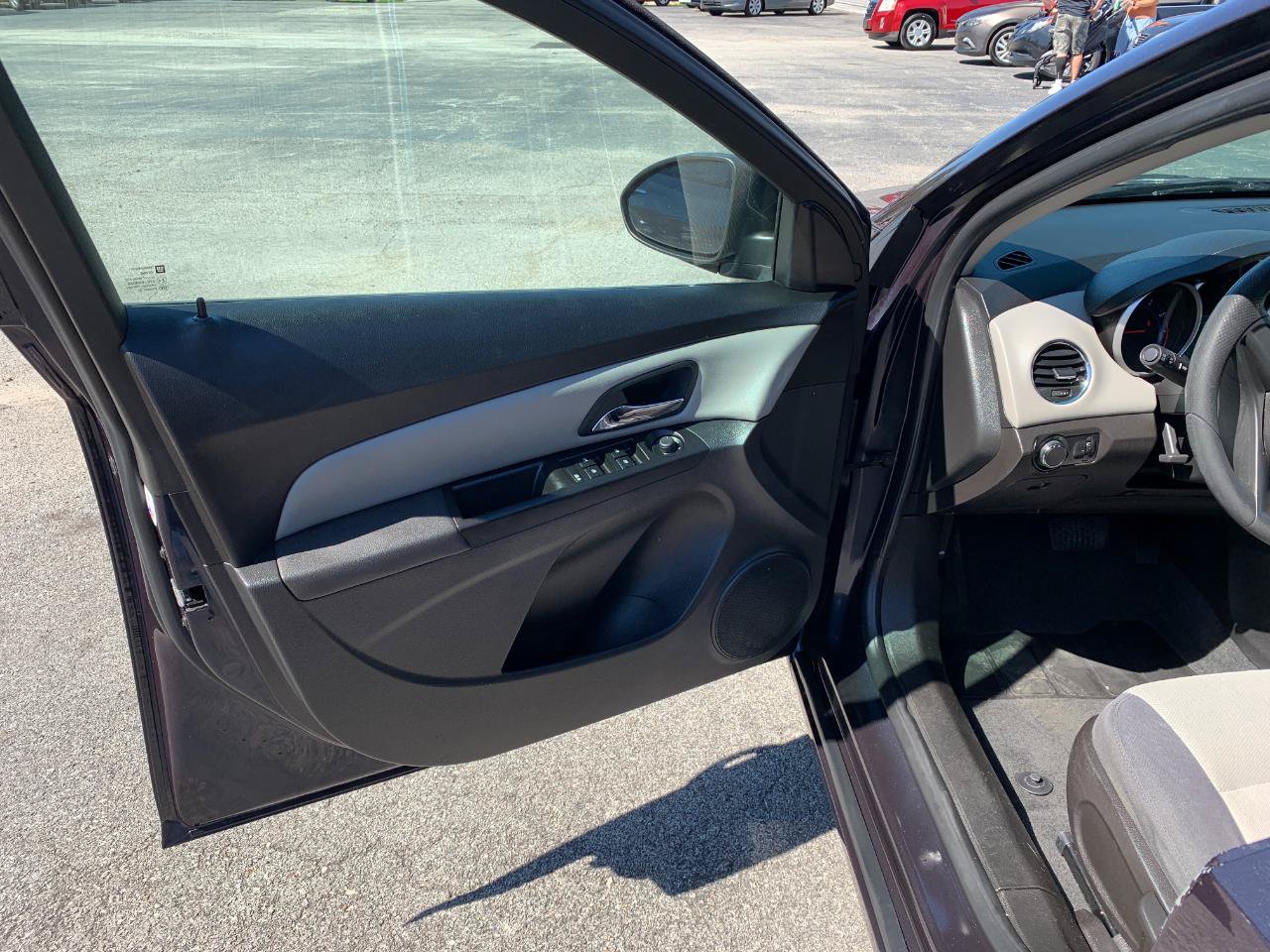 Used 2014 Chevrolet Cruze LS FWD image 9