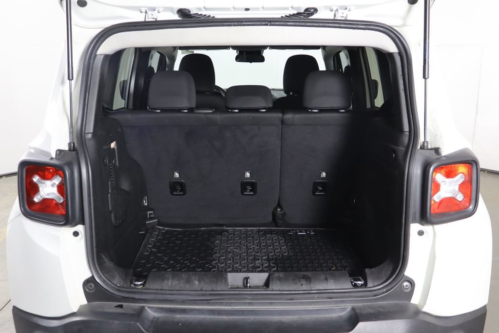 Used 2023 Jeep Renegade Latitude w/ Sun & Fun Group AWD/4WD image 17