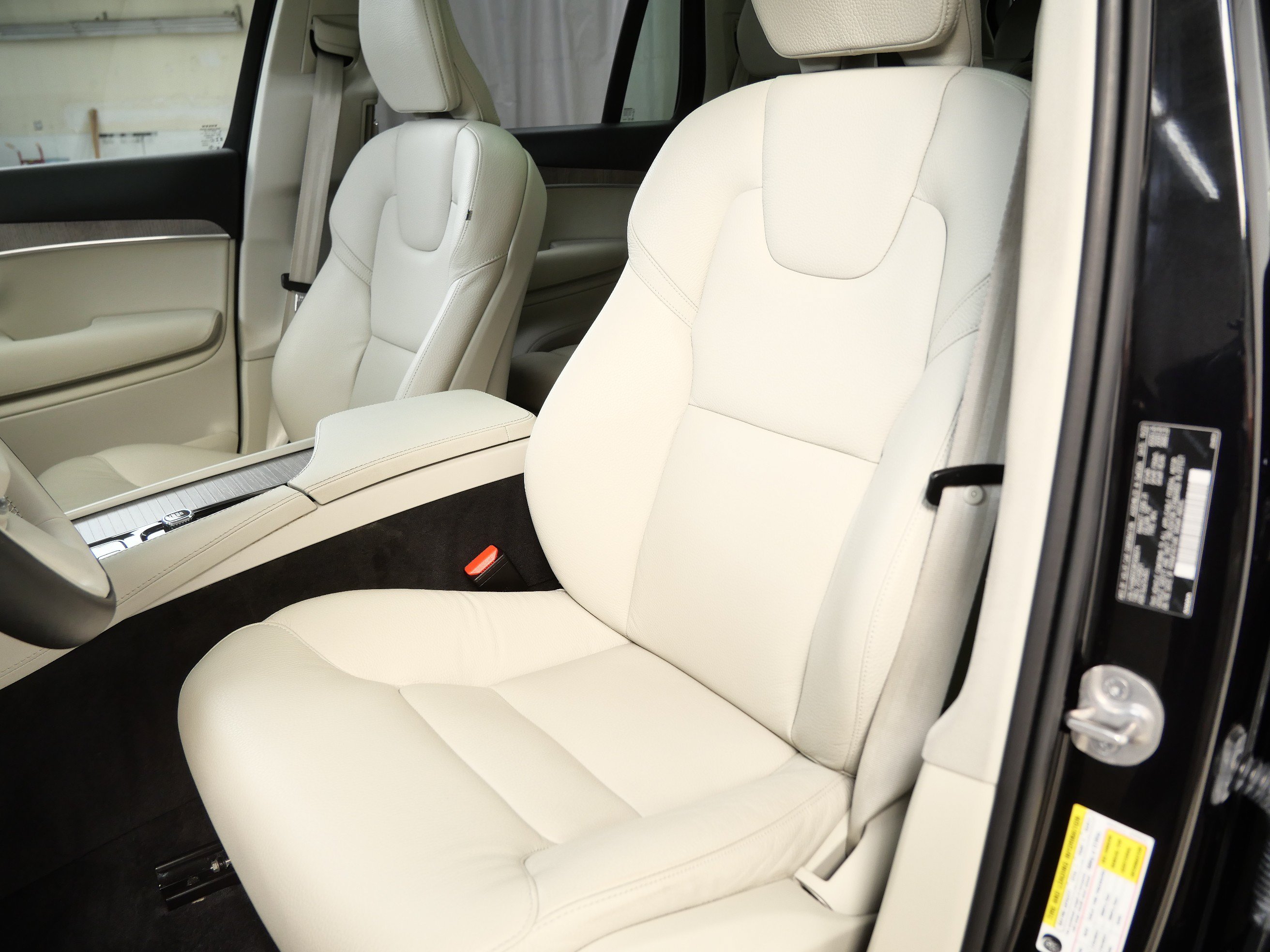 Used 2024 Volvo XC90 T8 Plus w/ Protection Package Premier AWD/4WD image 3