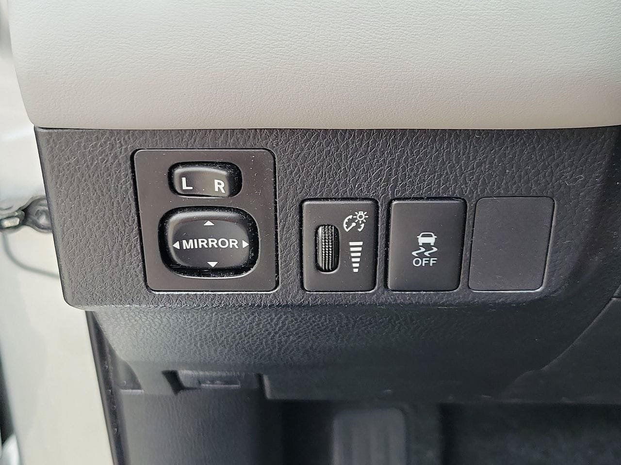Used 2014 Toyota RAV4 XLE FWD image 29