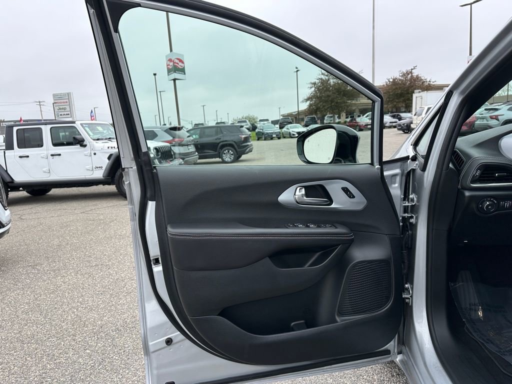 Used 2026 Chrysler Pacifica Limited FWD image 24