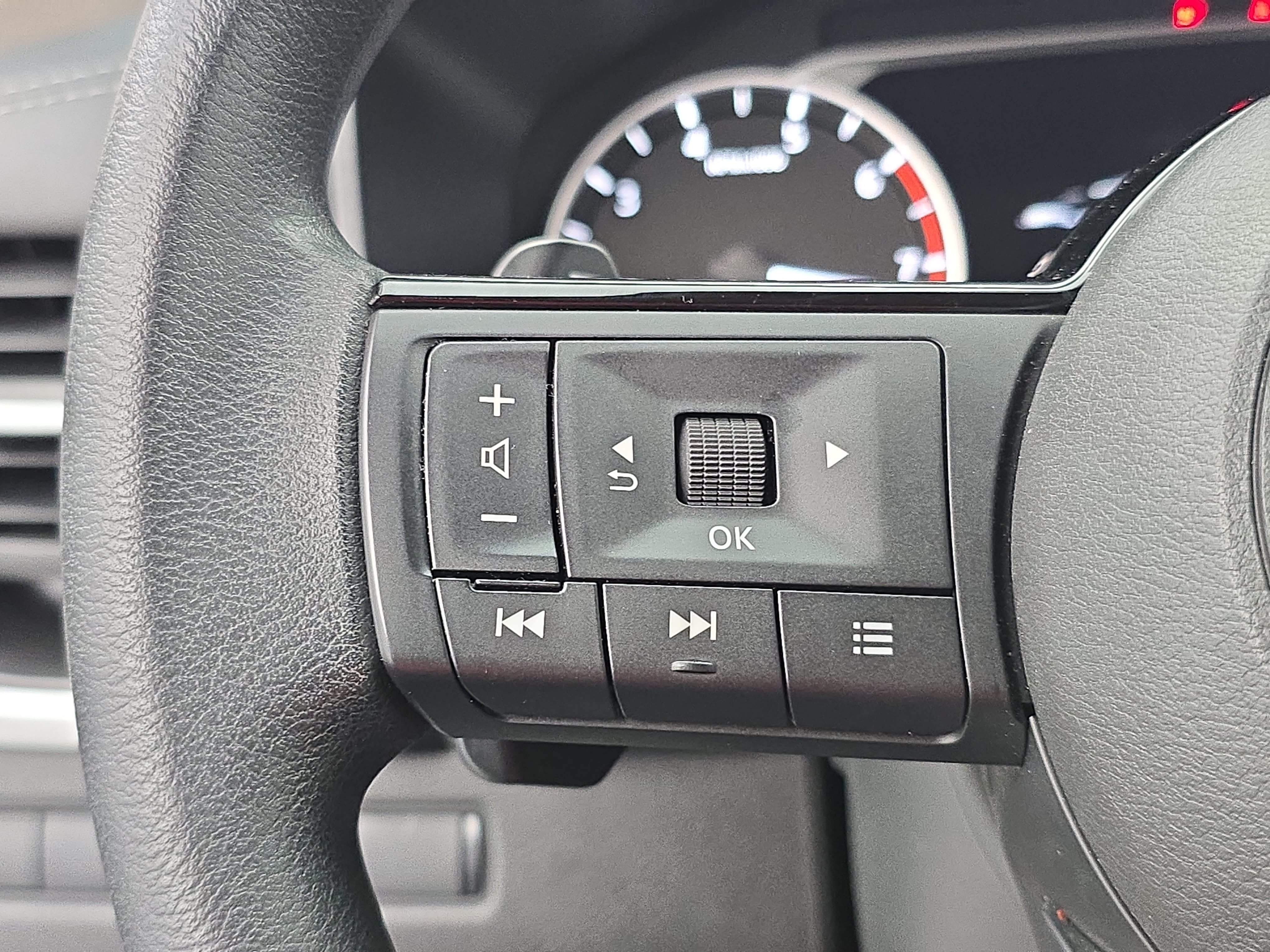 Certified 2023 Nissan Rogue SV FWD image 16